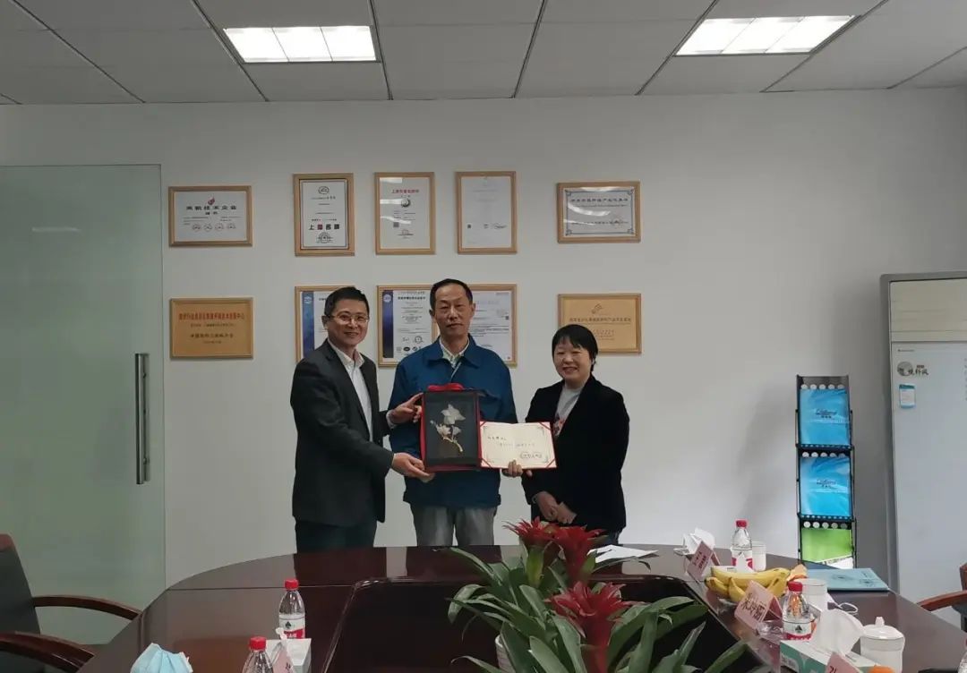市人社局为入选2019年“上海领军人才培养计划” 冯忠耀颁发证书-上海德福伦新材料科技有限公司