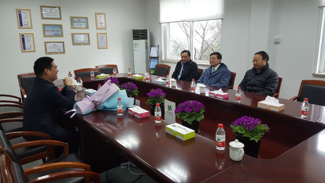 金山区委书记亲临德福伦公司慰问“公司优秀高级科技人才”-上海德福伦新材料科技有限公司