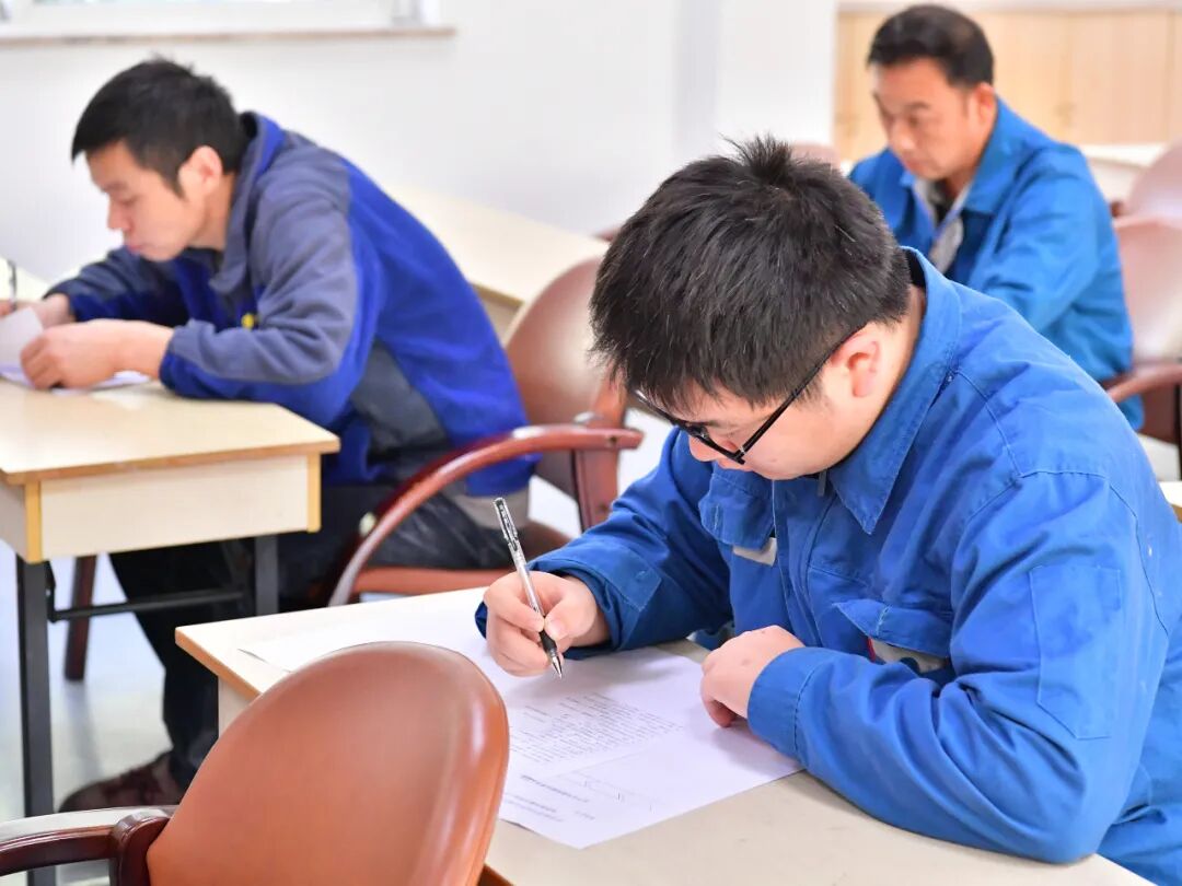 企业新型学徒制结业考核圆满完成,德福伦携手石化工业学校共育技能人才-上海德福伦新材料科技有限公司